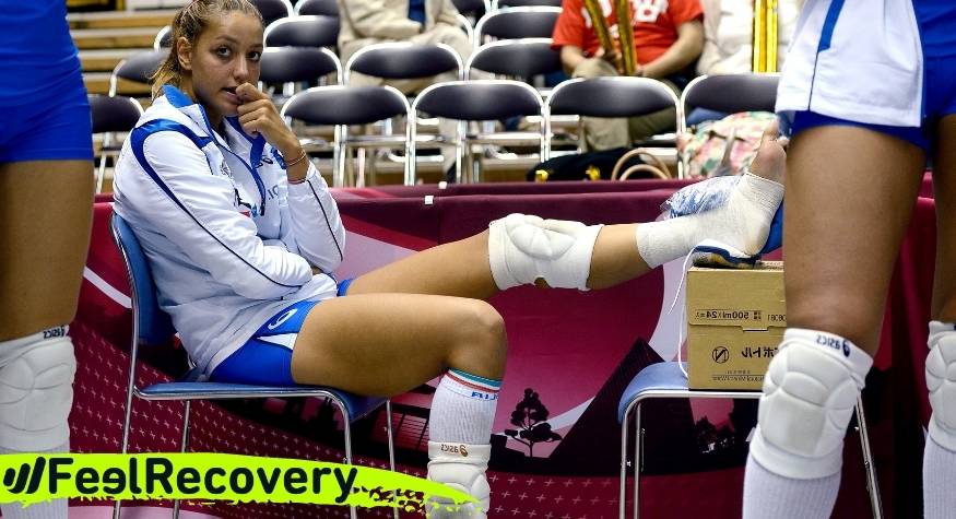 How to apply the RICE therapy to treat first aid injuries in volleyball players?