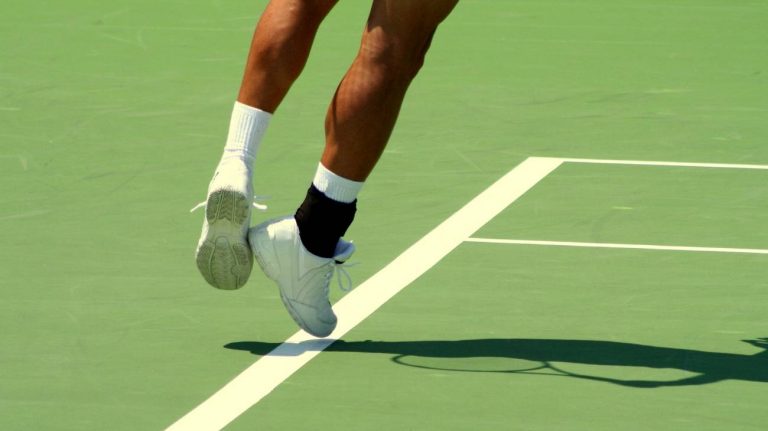 How to choose the best ankle sleeves & braces for tennis, badminton and racket sport?