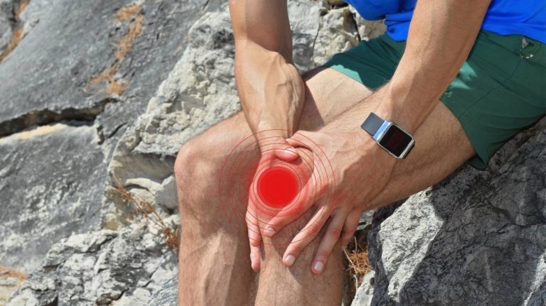 How do you use ice gel packs to reduce the pain of sports injuries in runners and athletes?