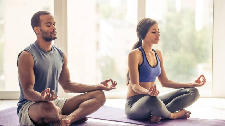 ¿Cómo usar una esterilla de acupresión para Yoga y la relajación y cuáles son los mejores ejercicios?