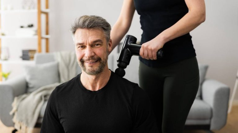 ¿Cómo usar una pistola de masaje eléctrica para aliviar el dolor y mejorar la recuperación muscular?