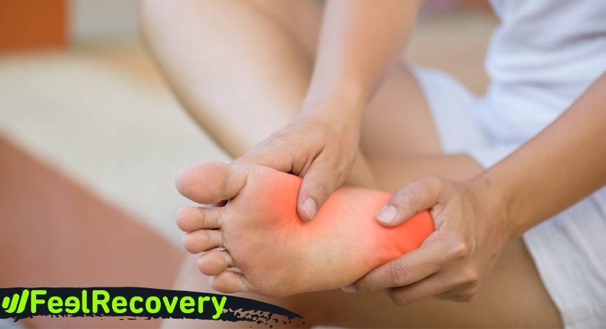 What are the causes and risk factors for plantar fasciitis?