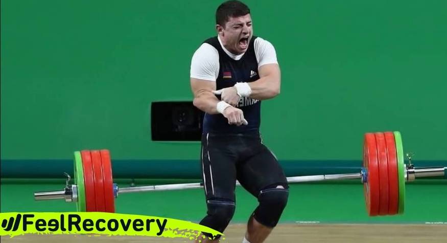 What are the most common types of elbow injuries in weightlifting and powerlifting?