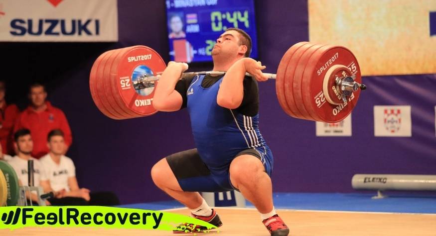 What are the most common types of knee injuries in weightlifting and powerlifting?