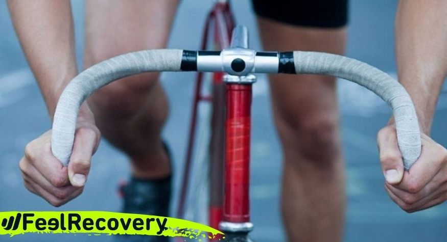 What are the most common types of shoulder and wrist injuries and pain in cyclists?
