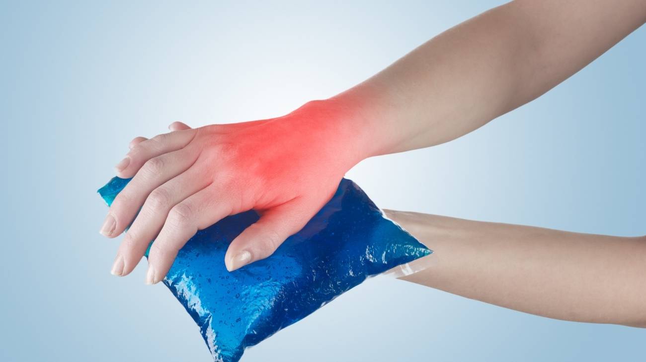 When and how to apply an ice gel pack to reduce inflammation?
