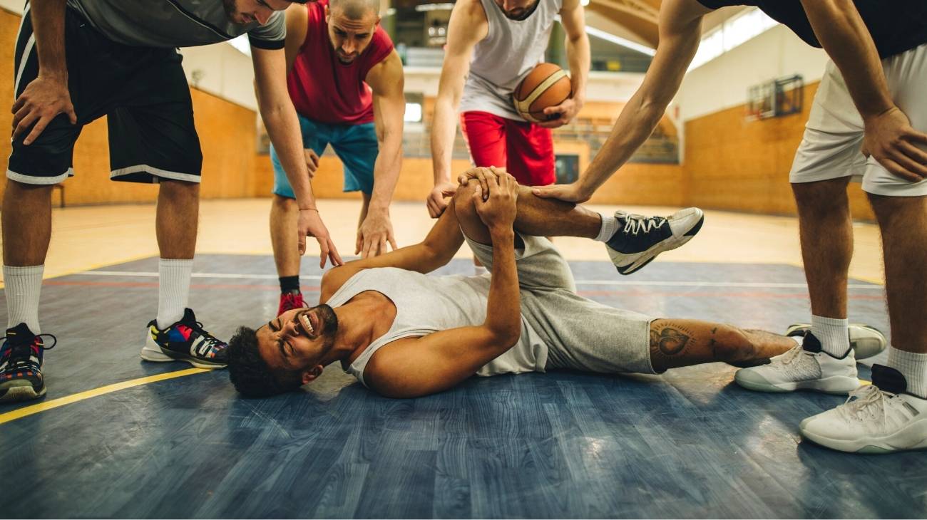 Tipos de lesiones deportivas más comunes en el baloncesto