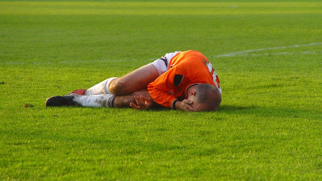 Tipos de lesiones deportivas más comunes en el fútbol